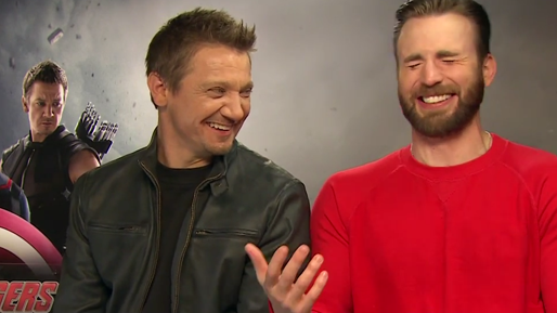 Jeremy Renner och Chris Evans skrattar hysteriskt åt sina skämt.
